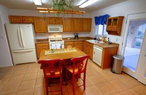6113 Chaco Canyon Dr NE