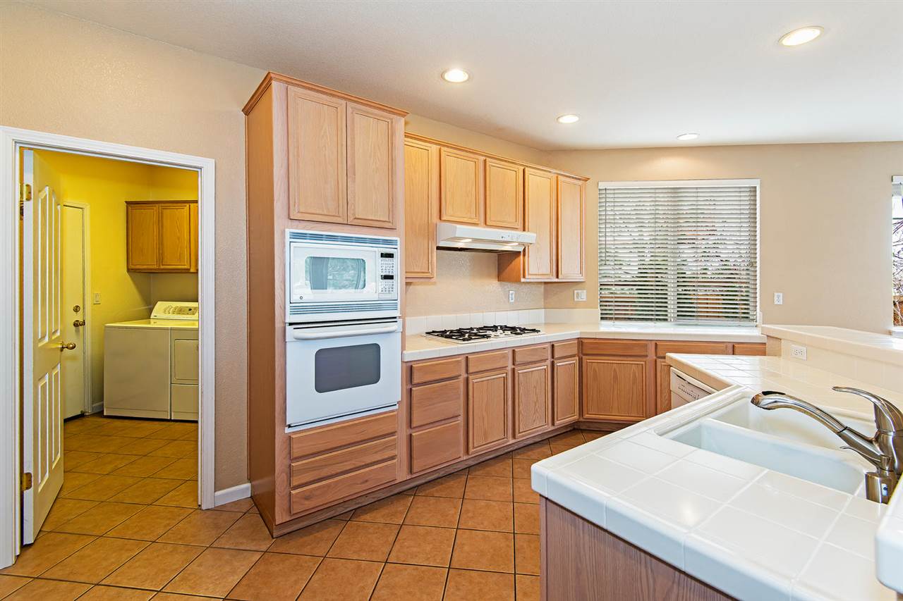7242 Noah Ct