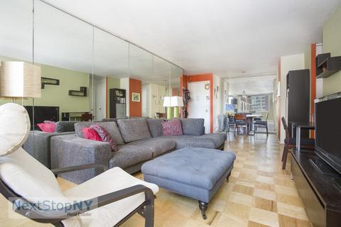 245 E 54th St #12L