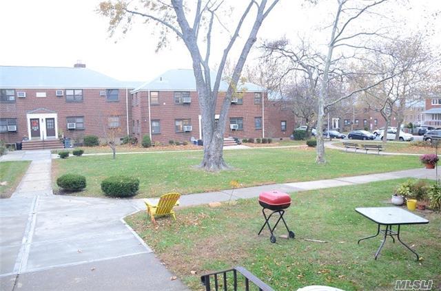 17 Washington Mews #17