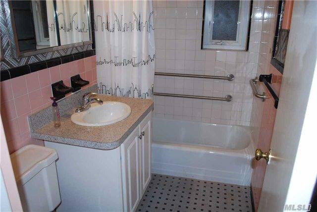 17 Washington Mews #17