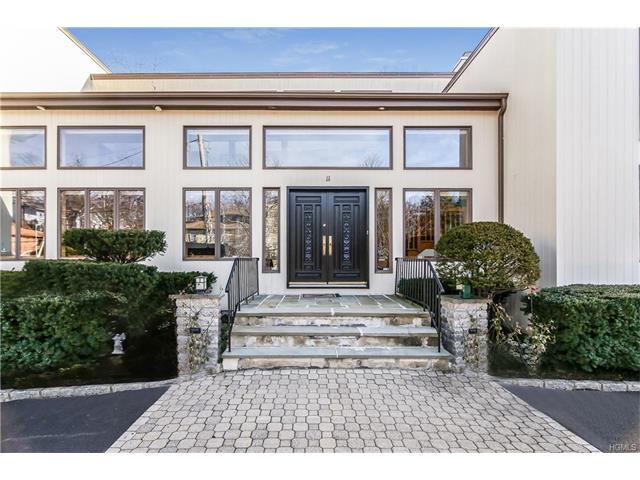 11 Thomas St