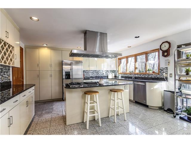 11 Thomas St