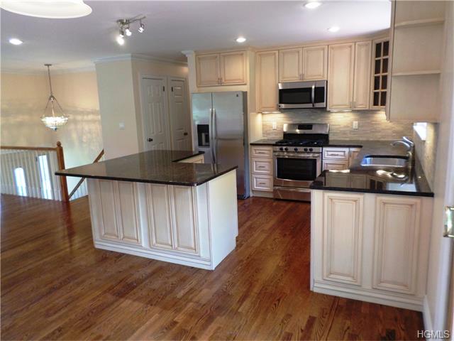 For Sale: 3 Fanwood Dr Valley Cottage, NY 10989