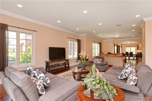 5 E Wooleys Ln