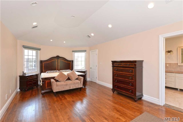 5 E Wooleys Ln
