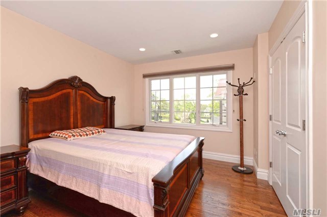 5 E Wooleys Ln