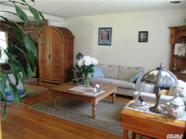 For Sale: 85 George St Roslyn Heights, NY 11577