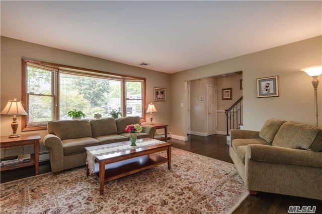 20 Pine Hollow Ln