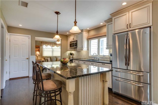 20 Pine Hollow Ln
