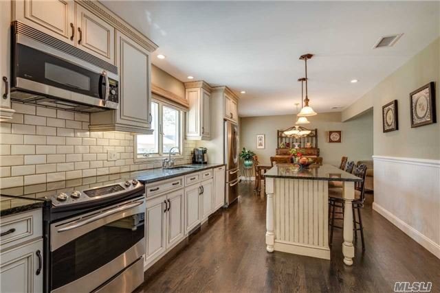 20 Pine Hollow Ln
