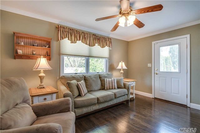 20 Pine Hollow Ln