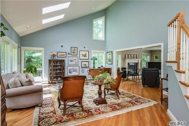 For Sale: 8 Lyn Ct Huntington, NY 11743