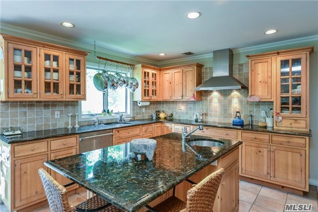 For Sale: 8 Lyn Ct Huntington, NY 11743
