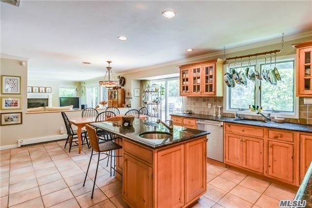 For Sale: 8 Lyn Ct Huntington, NY 11743