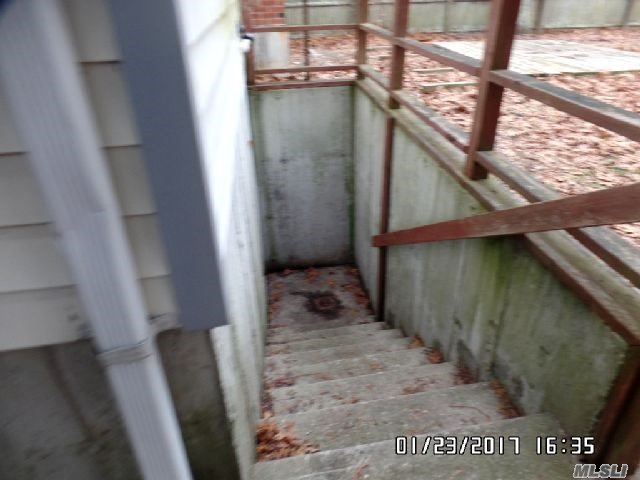 8 Quogue Rd
