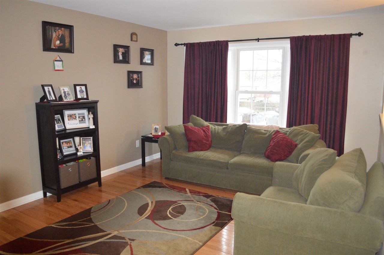 20 Red Oak Dr, Schenectady NY 12302