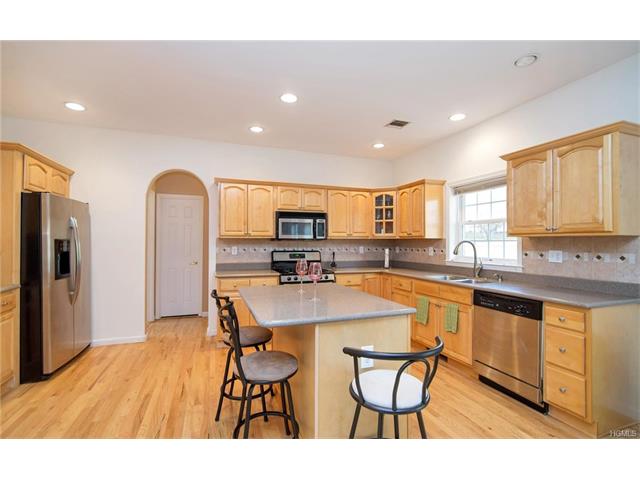 4 Coach House Ct