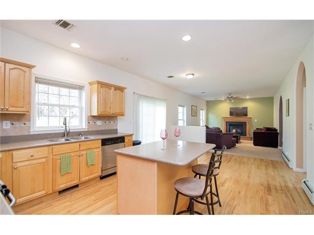 4 Coach House Ct