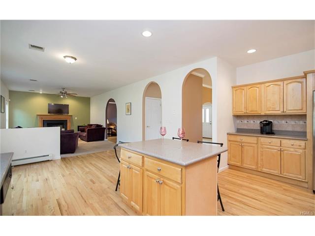 4 Coach House Ct