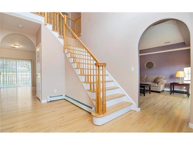 4 Coach House Ct