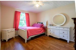 For Sale: 5585 Spohn Dr Westerville, OH 43081