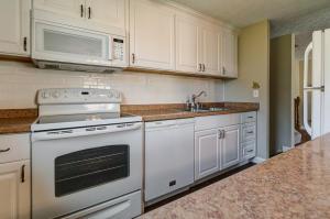 263 Carlin Ct W