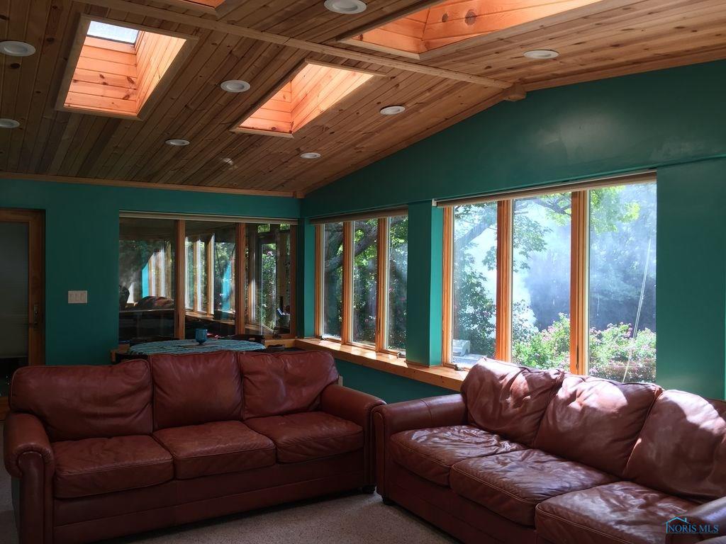 343 Hillside Dr