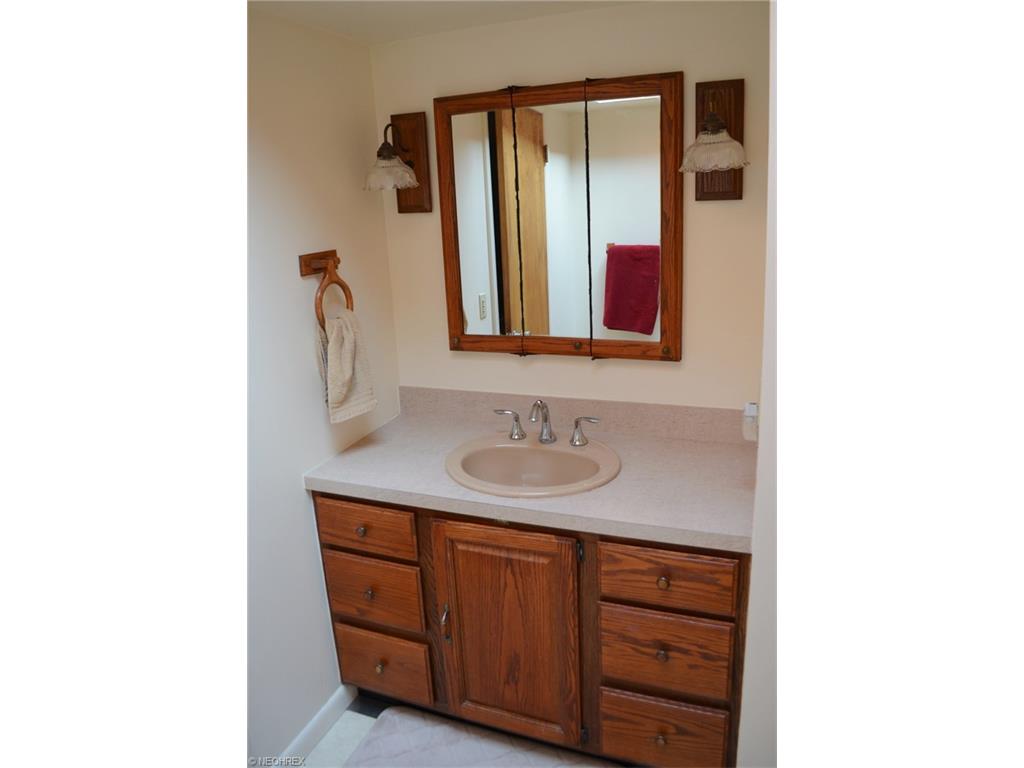 17925 Geauga Lake Rd, Chagrin Falls OH 44023