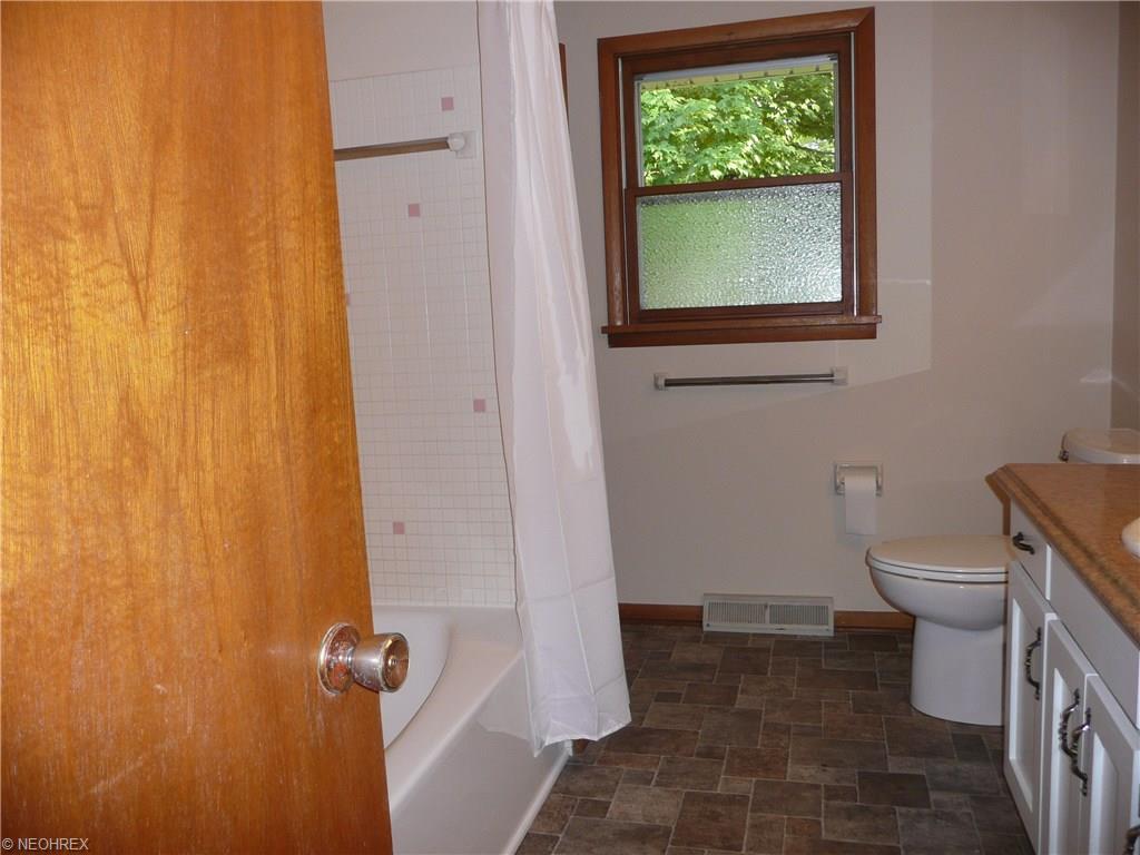 For Sale: 3903 Woodstock Dr Lorain, OH 44053