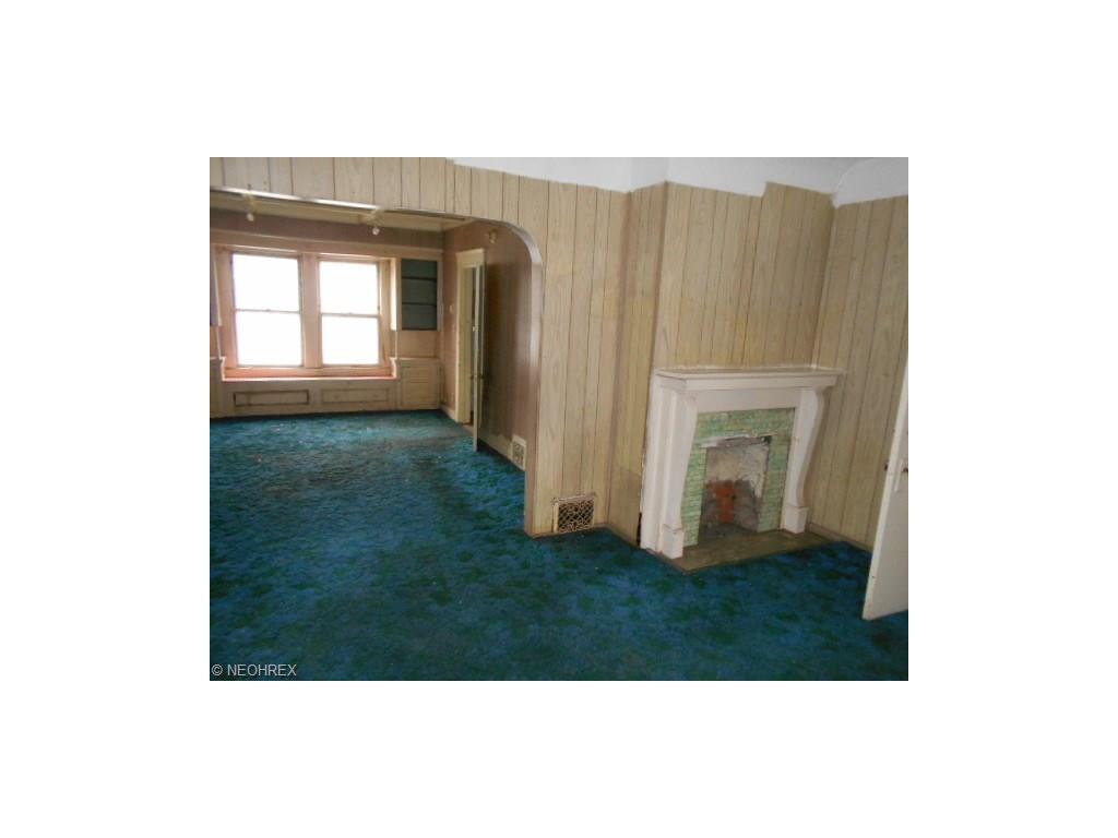 1144 La Croix Ave