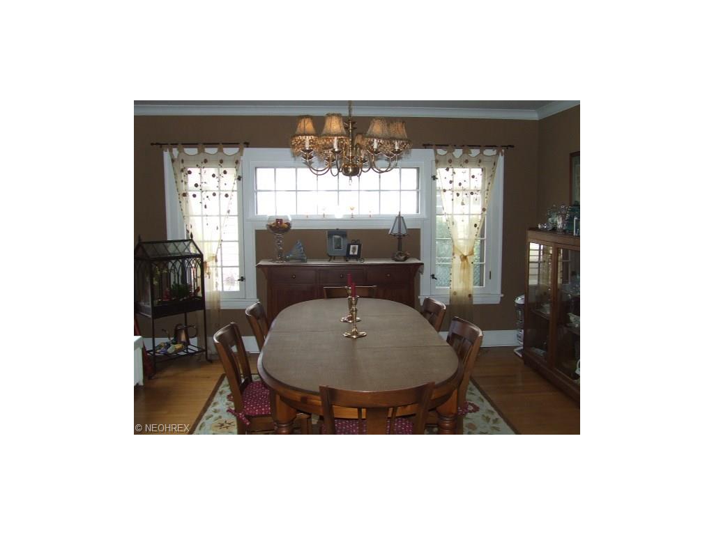 1099 Kenneth Dr, Lakewood OH 44107