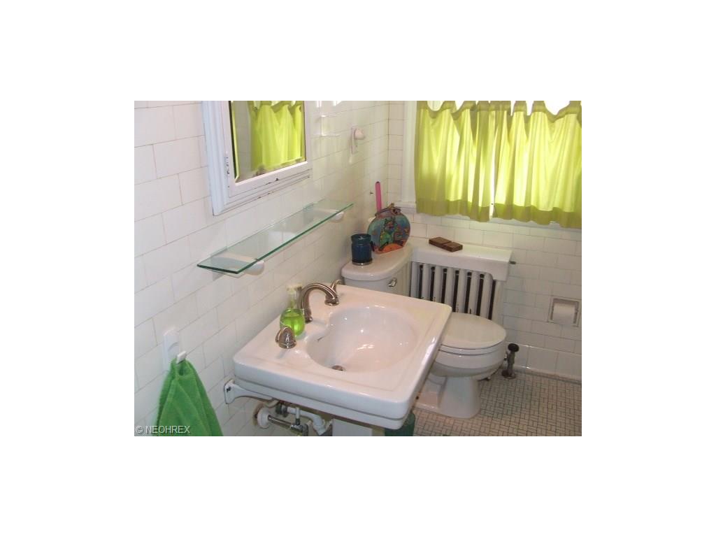 1099 Kenneth Dr, Lakewood OH 44107