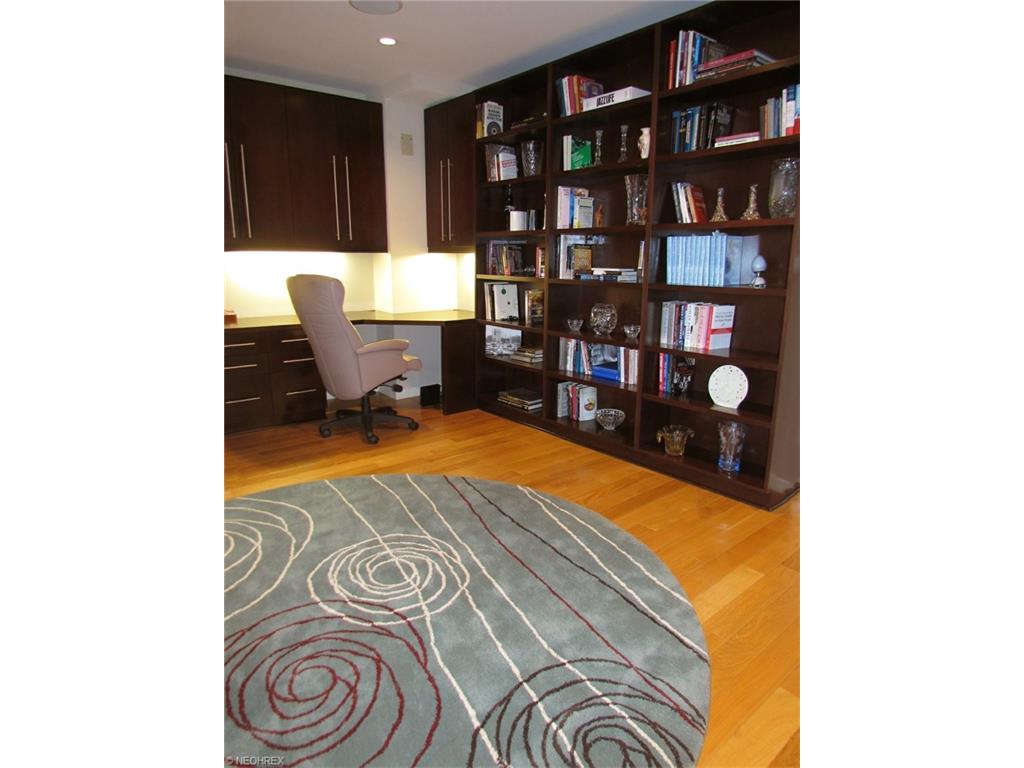 701 W Lakeside Ave #APT PH-2A/1302, Cleveland OH 44113