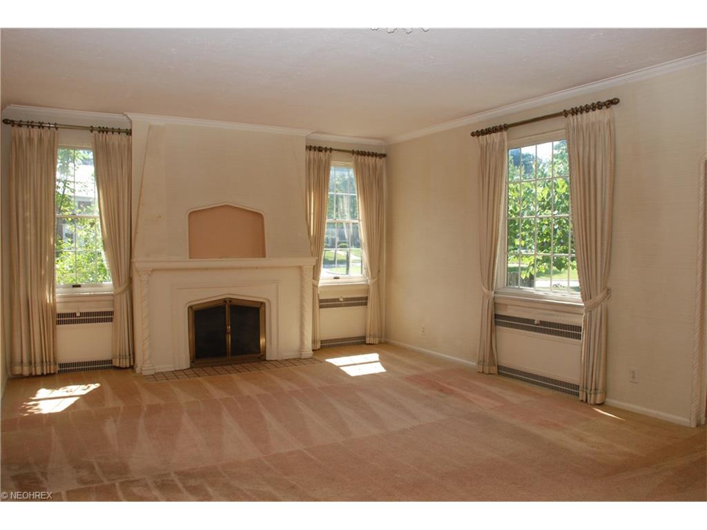 For Sale: 8864 Elsmere Dr Cleveland, OH 44130