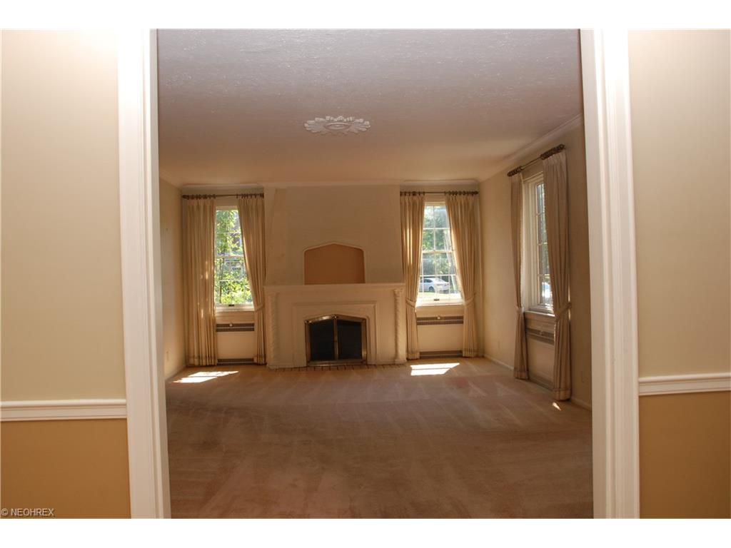 For Sale: 8864 Elsmere Dr Cleveland, OH 44130