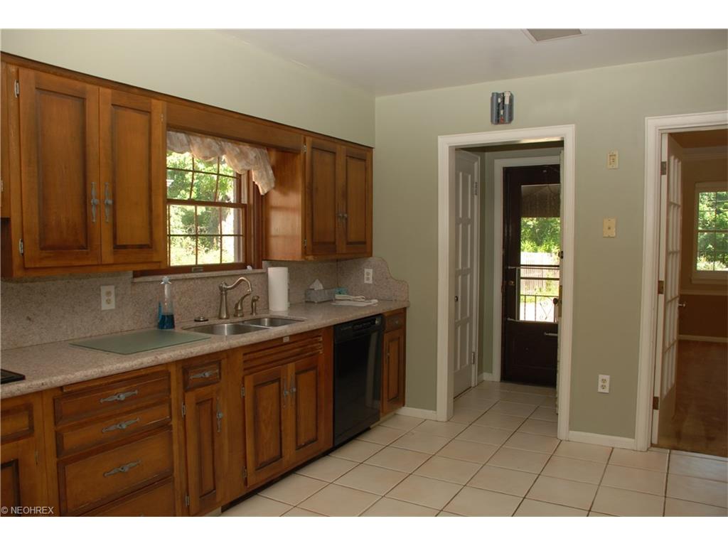 For Sale: 8864 Elsmere Dr Cleveland, OH 44130