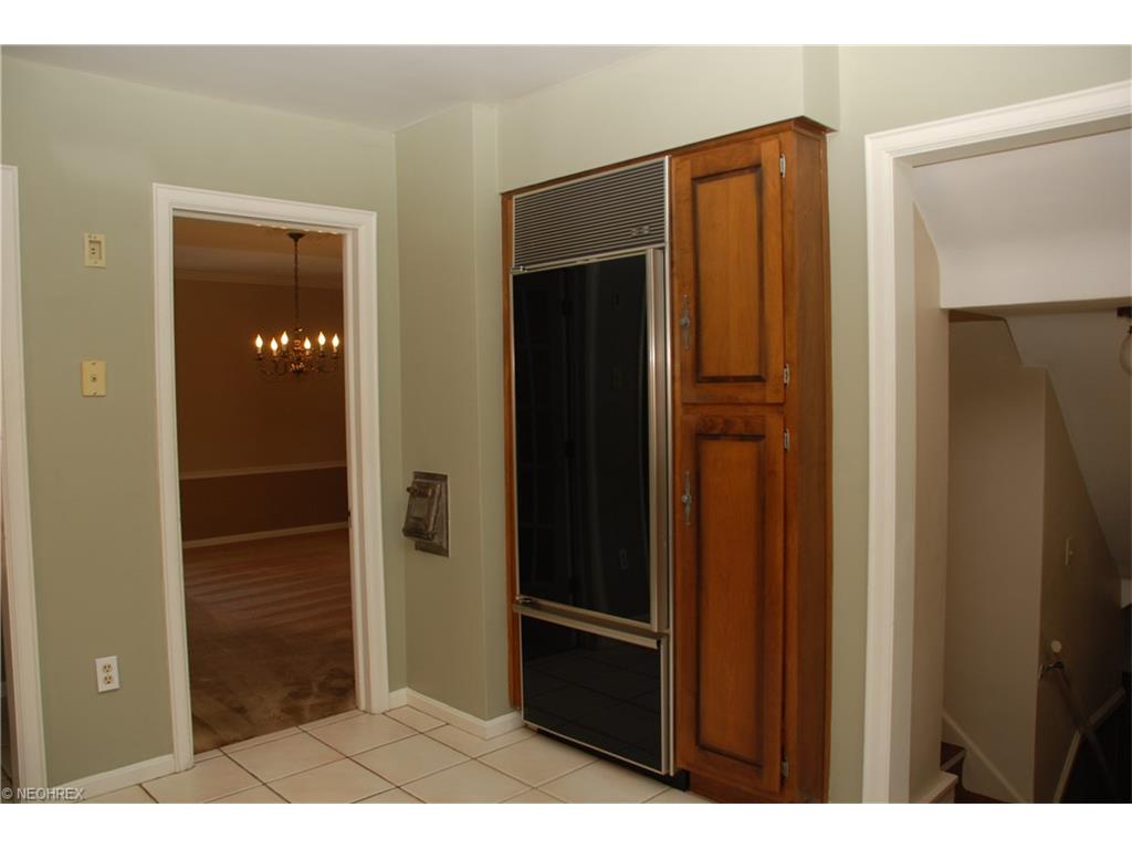For Sale: 8864 Elsmere Dr Cleveland, OH 44130