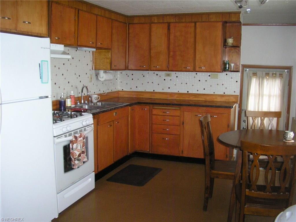 For Sale: 2743 8th St Cuyahoga Falls, OH 44221