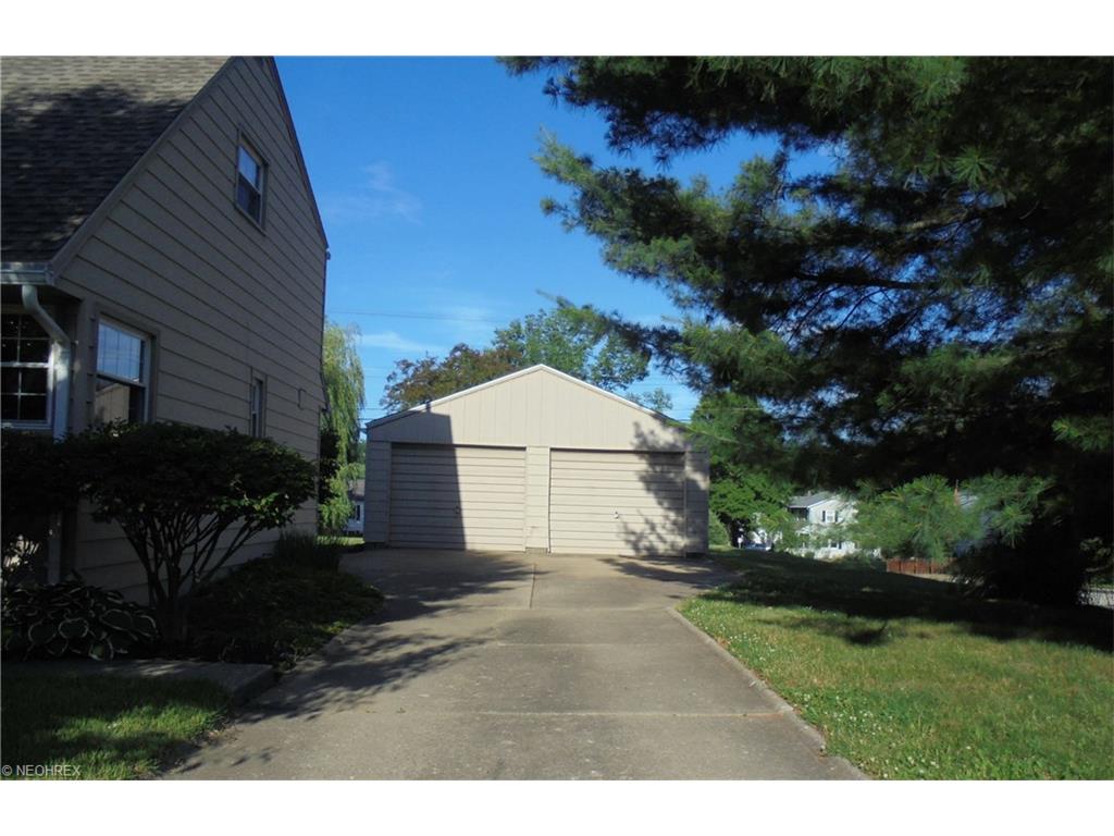 For Sale: 2301 Anderson Rd Cuyahoga Falls, OH 44221