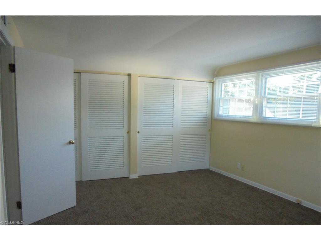 For Sale: 2301 Anderson Rd Cuyahoga Falls, OH 44221