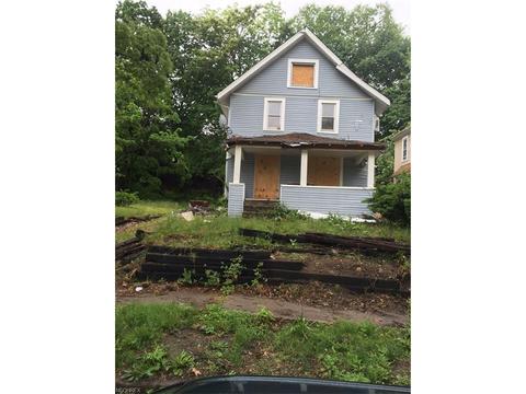 1096 La Croix Ave