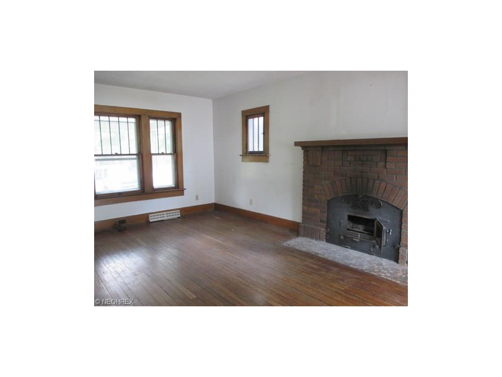 For Sale: 2338 E Midlothian Blvd Youngstown, OH 44502