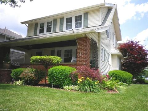 147 Lake Ave NE