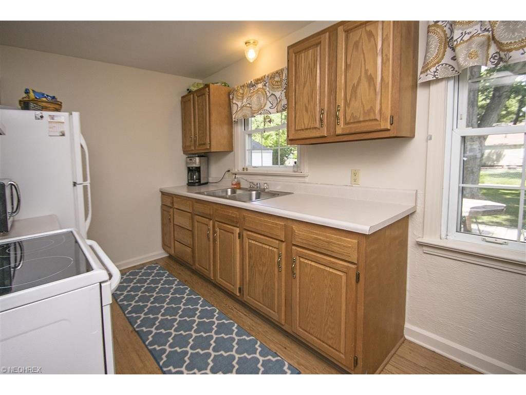 For Sale: 3037 Helen Pl NW Canton, OH 44708