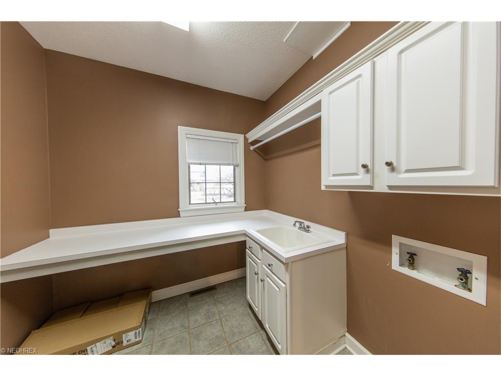 3904 Telford Dr NW, Canton OH 44718
