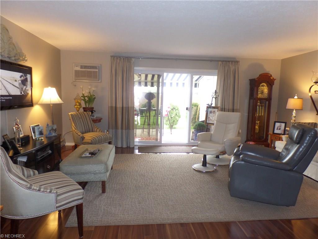 4606 Pinewood Dr #APT 215, Sandusky OH 44870