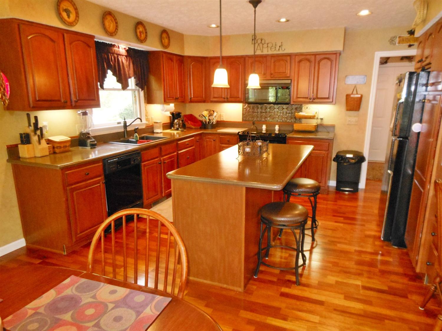 For Sale: 8626 Ridge Creek Ct Springboro, OH 45066