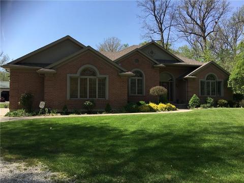 601 Country Ln