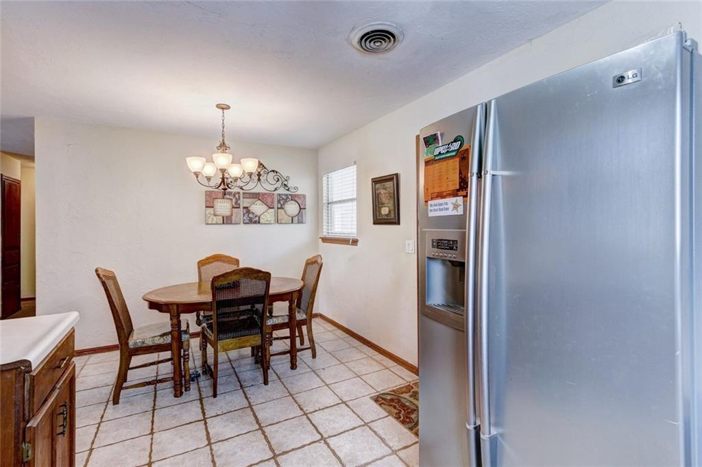 208 W 8th St
